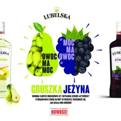 Dwie butelki wódki Lubelska: gruszkowa i jeżynowa, obok owoców i napisu "Moc Owoców".