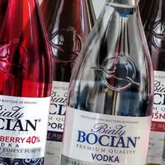 Biały Bocian wódka producent. Butelki wódki Biały Bocian: klasyczna, żurawinowa i śliwkowa.