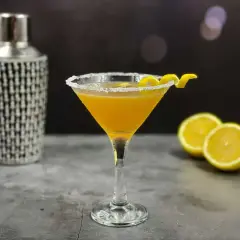 Elegancki drink BMW, przygotowany z cytryną i lodem, czeka na spróbowanie.