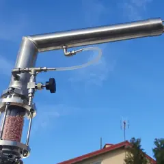 Szklana kolumna destylacyjna wypełniona miedzianymi pierścieniami, gotowa do pracy.