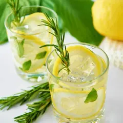 Proste drinki z cytrynówki, które zachwycą Twoich gości