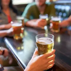 Ile trzymają 4 piwa? Sprawdź, jak wpływają na twoje bezpieczeństwo
