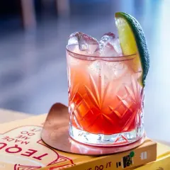 Orzeźwiający drink z tequilą, lodem i limonką, idealny na letnie wieczory.