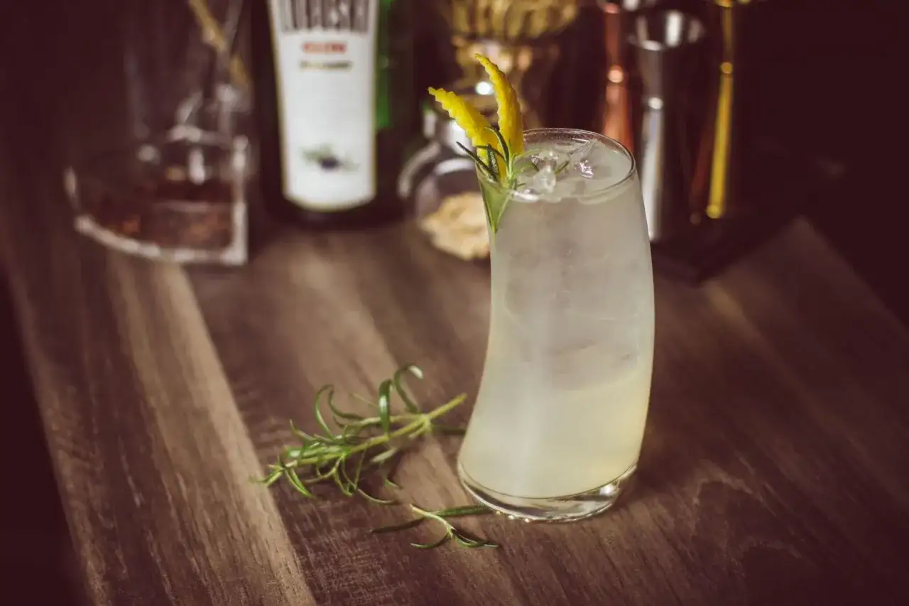 Bombay Sunset - przepis na idealny, lekki drink z ginem