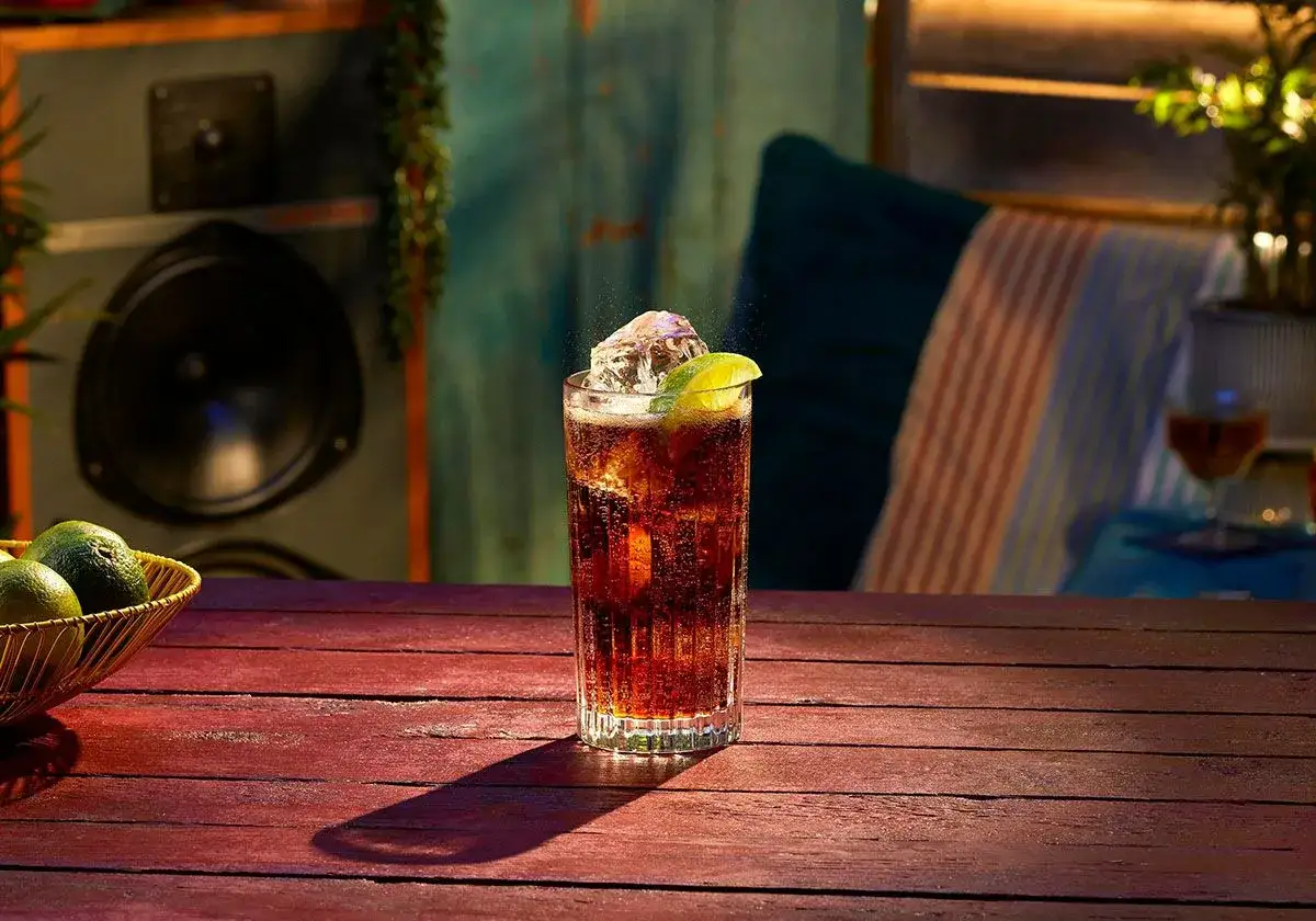 Orzeźwiający Bacardi Cuba Libre z limonką i lodem, gotowy na letnie wieczory.