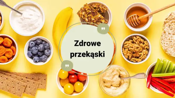 Zdrowe przekąski: jogurt, owoce, orzechy, warzywa i batony musli na żółtym tle.