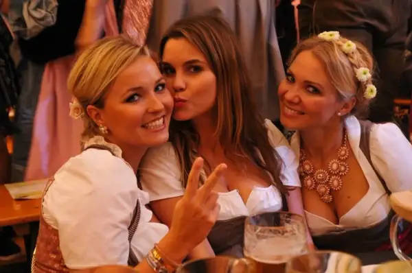 Ile kosztuje piwo na oktoberfest? Zaskakujące ceny i różnice w namiotach